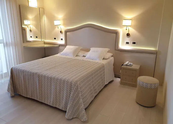 Hotel Globus, Sure Collection By Western 4*